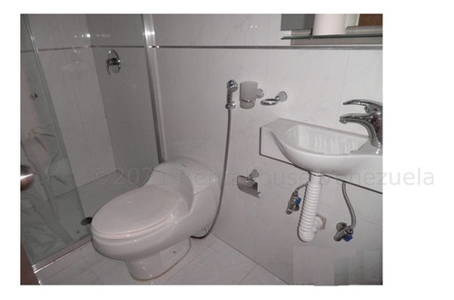 Julio Latouche 23-17568 Townhouse En Venta Trigal Norte Valencia, Amplio, Cómodo, Bella Cocina.