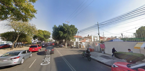 Casa De Dos Niveles Con Amplio Estacionamiento Frontal. Ce Encuentra Dentro De Una Privada Con Acceso Controlado Las 24hrs. Se Encuentra Muy Bien Ubicada Cerca De Calzada De Las Bombas Y Avenida C