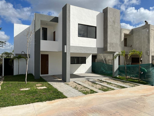 Residencia En Privada Con Amenidades, Lote 193, En Tamora, Conkal