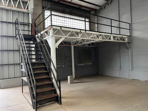 Arriendo Bodega De 219 M² En El Salto, Recoleta.