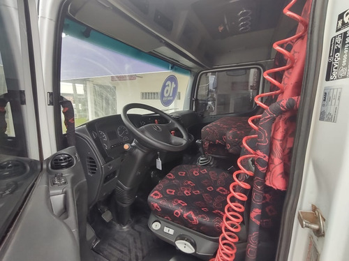 Imagem 7 de 11 de Mercedes 2730