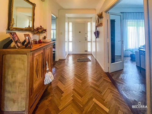 Imponente Chalet De Estilo Clásico En Parque Johnston - Venta En Hurlingham