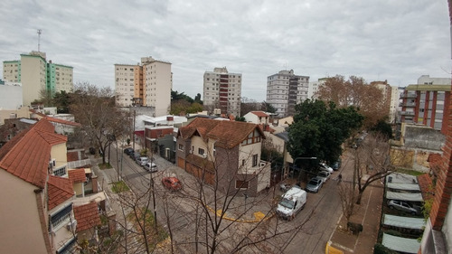 Imagen 11 de 12 de Departamento De 3 Amb Al Frente Con Balcón Y Cochera Cubierta. Excelente Ubicación.