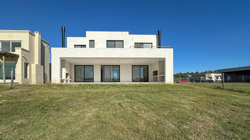 Casa A La Venta Al Agua En Barrio Santa Ana - Villanueva