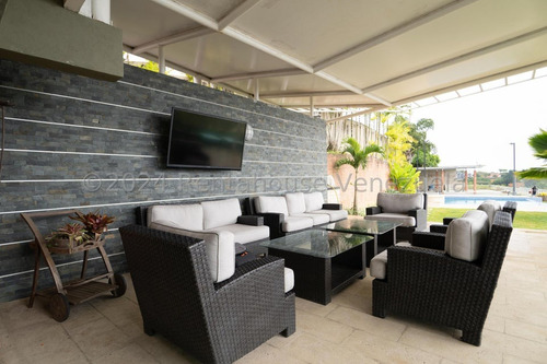 Espectacular Casa Completamente Remodelada En Venta Ubicada En La Lagunita Country Club 25-17423