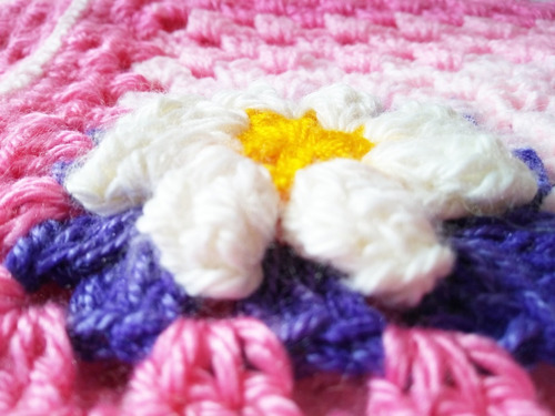 Manta De Lana Tejida Crochet Rosa Con Flor 100 X 75 Cm