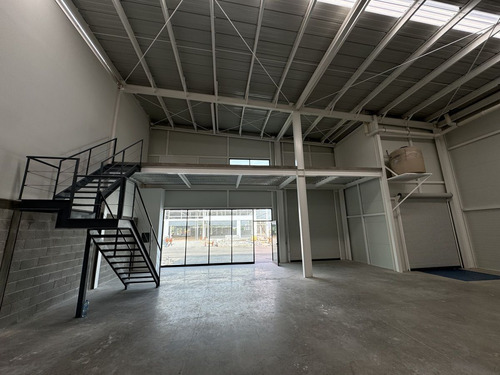 Bodega Junto Piq Con Andén Autonivelable Y Rampa