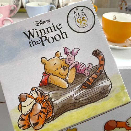 Figura Winnie Pooh Y Piglet Abrazo En Porcelana 13.5 Cm