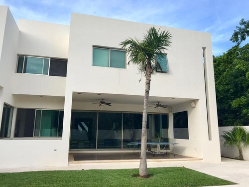 Casa De 2 Niveles En Lagos Del Sol