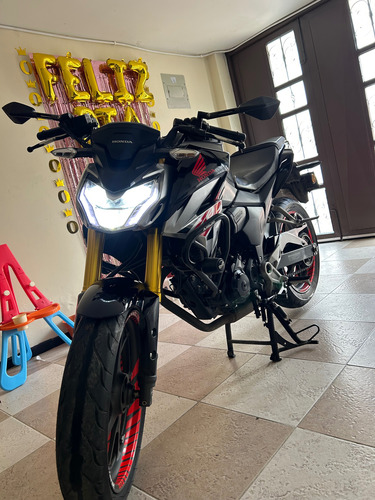 Se Vende Moto Honda Cb 190r Año 2022, Con Accesorios