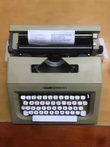 Antigua máquina de escribir portátil Olivetti Lettera 25