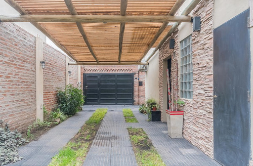 Imagen 4 de 25 de Casa De 2 Dormitorios Con Piscina En Venta En Ciudad Evita