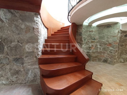 Casa Tipo Colonial Con 3 Recamaras Y Amplio Jardín