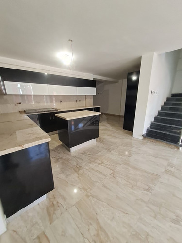 En Venta Th En Res. Nevada Palace, A Pocos Metros De La Av. Bolívar De Lecheria