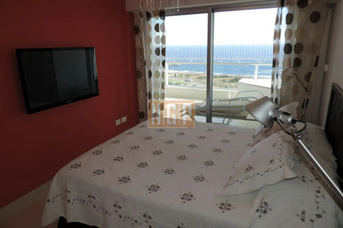 Importante Torre, Ubicada En Playa Mansa , Al Lado Del Resort Y Casino Conrad, Punta Del Este.-