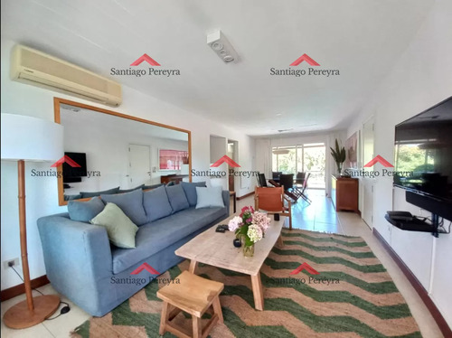 Oportunidad, Apartamento En Venta En Punta Del Este De 3 Dormitorios. Terraza Con Parrillero.