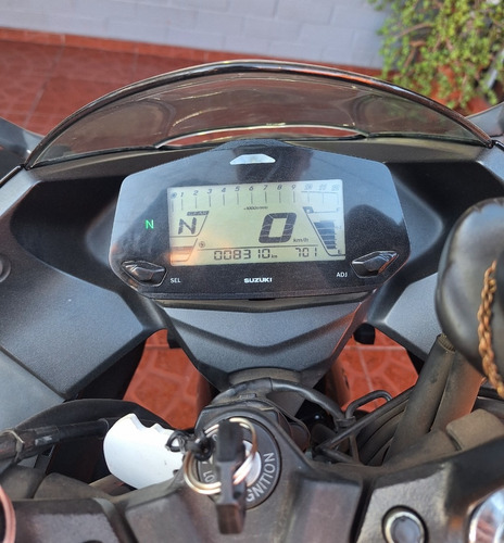 Suzuki Gixxer, Color Negro, Detalles Esteticos Minimos