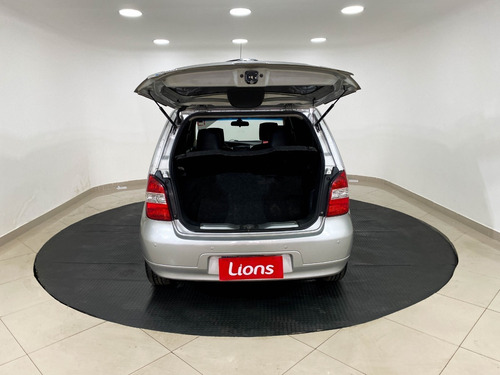 Imagem 4 de 17 de Nissan Livina