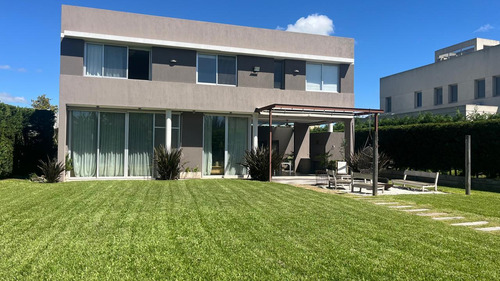 Venta De Casa Moderna 6 Amb. En El Country El Rocio Canning