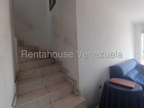 Apartamento En Venta Duplex En Urbanización Andrés Bello Maracay Zona Norte Con Pozo De Agua Nela 25-16098