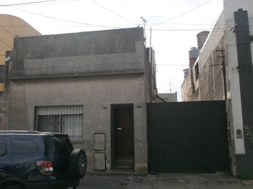 Casa 4 Amb. Más Galpón,  Y 2  Dptos. A Reciclar Más 2 Dptos.