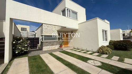 Casa En Venta De 4 Dorm. Y 3 Baños En El Rincon