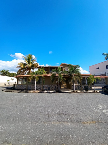 Casa En Venta En Valles De Camoruco Calle Cerrada Mcc