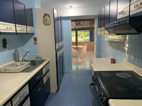 Interesante Apartamento De Un Área Total De 248,28, Distribuidos En Tres Ambientes, Áreas Sociales Y Habitaciones De 101,83 Y 146,45 De Terraza Y Jardín. Esta En Chacao