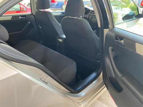 Imagen 8 de 14 de Volkswagen Jetta 2015 2.5 Comfortline Mt At