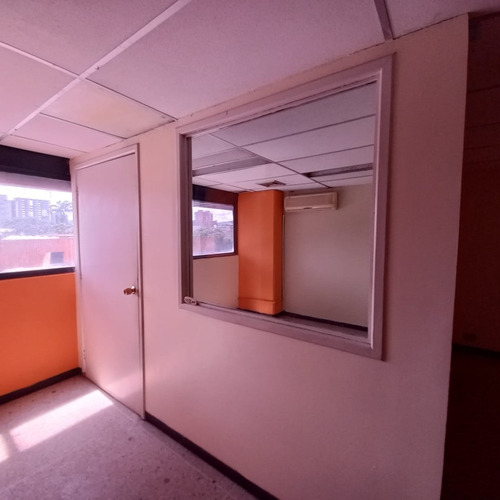 Imagen 6 de 15 de Linda Santos Vende Oficina De 118m2 En Cc Profesional Av Bolivar En Piso Bajo. 0414 4150107