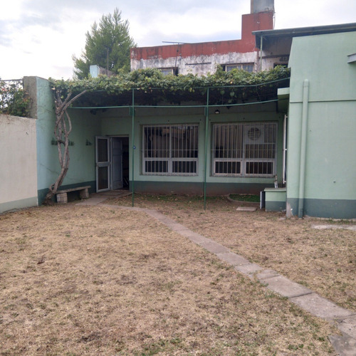 Imagen 17 de 18 de Local Amplio Con Oficina Con Baño Y Dos Vestuarios Con Baños Fondo Libre Con Parrilla.
