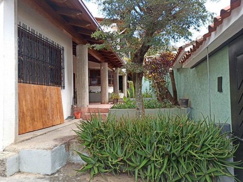 Se Vende Amplia, Acogedora Y Moderna Casa En Colinas De Santa Mónica. (r.o)