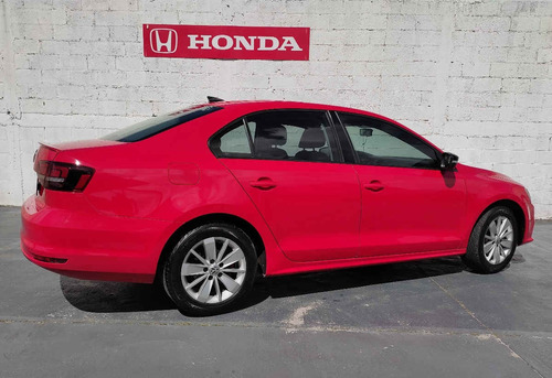 Imagen 6 de 15 de Volkswagen Jetta 2016 4p Trendline L5/2.5 Aut