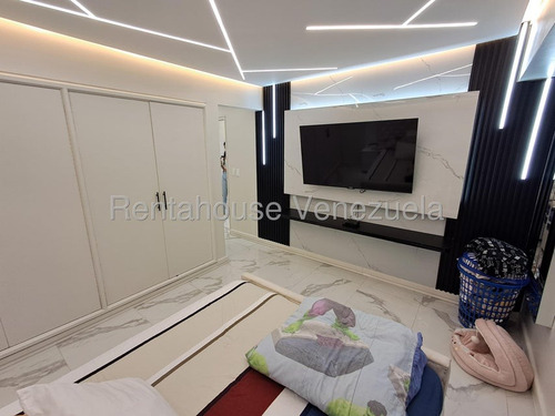 Bello, Moderno, Remodelado, Excelente Vista. 25-24297