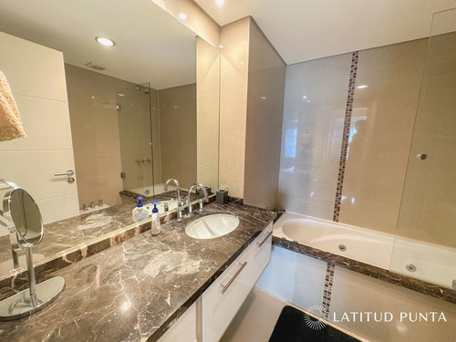 Imagen 10 de 23 de Apartamento En Casino Tower, 2 Dormitorios Y Medio - Punta Del Este Mansa