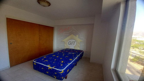 Apartamento En Alquiler En El Bosque, Semi Amoblado. 3 Habitaciones, Planta Eléctrica. Lm