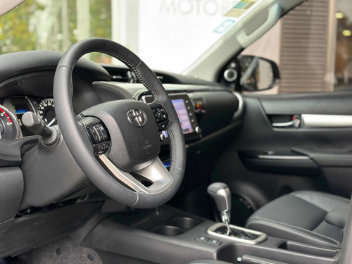 Imagen 21 de 25 de Toyota Hilux 2.8 Cd Srx 177cv 4x4 At 2021 500km