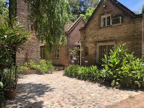 Imagen 2 de 17 de Artigas Esquina Miralla. Muy Linda Casa Con Gran Jardín Con Pileta!