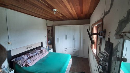 Casa Com Aprox. 250mts, 3 Quartos, 2 Salas, Cozinha, Banheiro, Área De Serviço Com Fogão A Lenha, Churrasqueira E Garagem