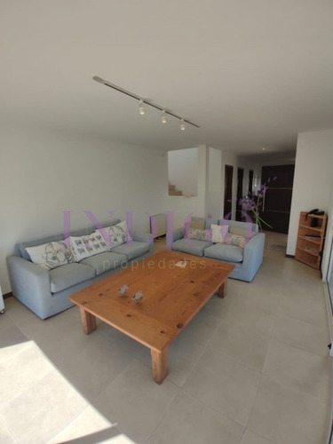 Muy Buena Casa En Alquiler A Pasitos Del Agua En Montoya, 5 Dormitorios .- Ref: 208