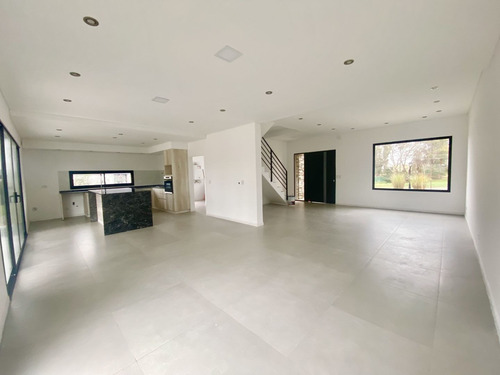 Imagen 2 de 18 de Casa En Venta En Santa Elena - Pilar Del Este
