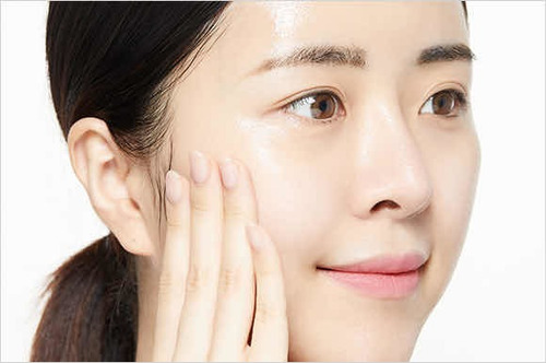 Imagen 3 de 5 de Innisfree Black Tea Youth Enhancing Cream 45ml + Regalo