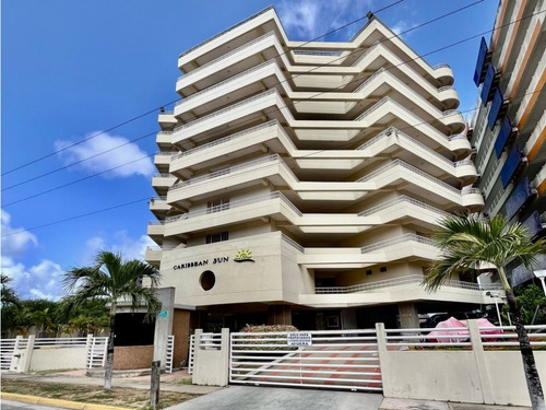 Apartamento En Venta En Higuerote 2h/2b/1p/1m (ig)