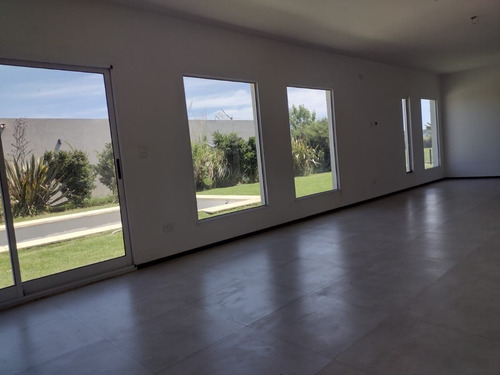 Imagen 14 de 17 de Casa En Venta De 3 Dormitorios C/ Cochera En Guernica