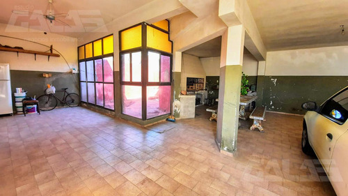 Casa 3 Dormitorios Cochera Varios Autos En Zona Comercial
