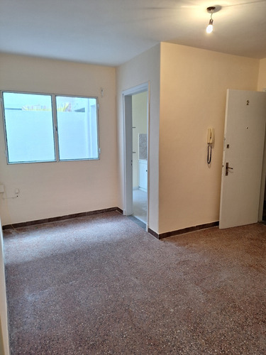 León Pérez Casi G. Flores. Impecable, Seguro, 1 Dorm, Patio.