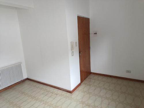 Venta Oficina Comercial De 2 Ambientes Con Baño Privado En Microcentro De Bariloche