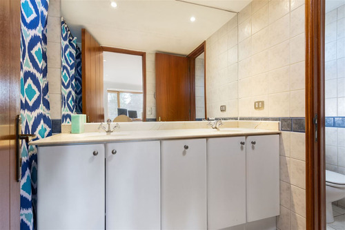 Venta A Pasos Del Santiago College Y Monte Tabor, 5 Dorm.