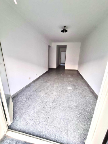 Alquiler 2 Ambientes Moron 3196 Flores 2 Piso Muy Luminoso, Zona Comercial