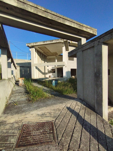 Vendo Casa En Obra Gris De 460 M2 De Construcción, 5h, 5b, 5pe, Ref. 215.000 - Urb. Los Castores, San Antonio De Los Altos